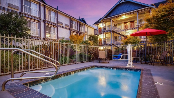 Best Western Plus Bayshore Inn image 1